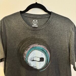 Oakley Medium T-Shirt. Full shot photos are a little dark